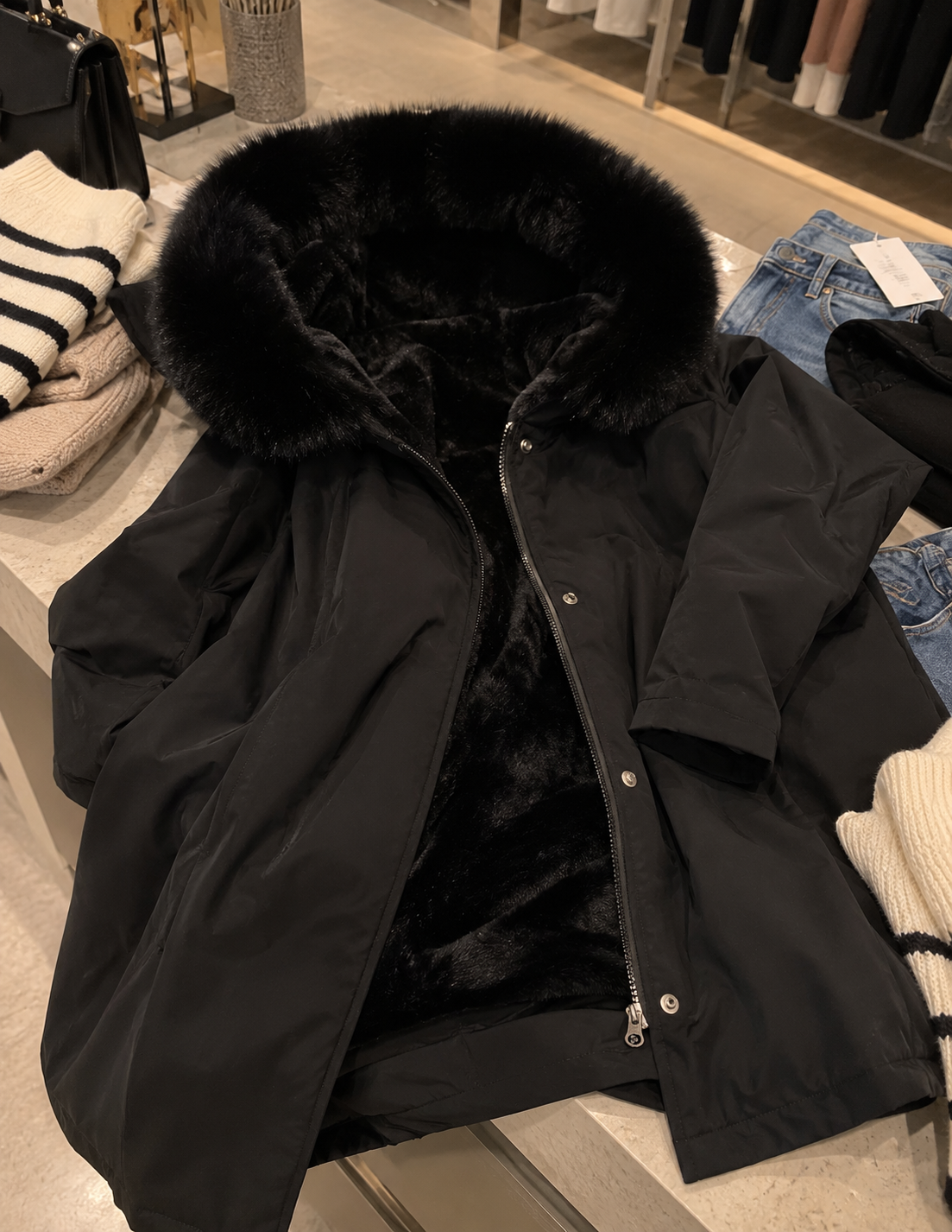 Parka negra con cuello de pelo lujo
